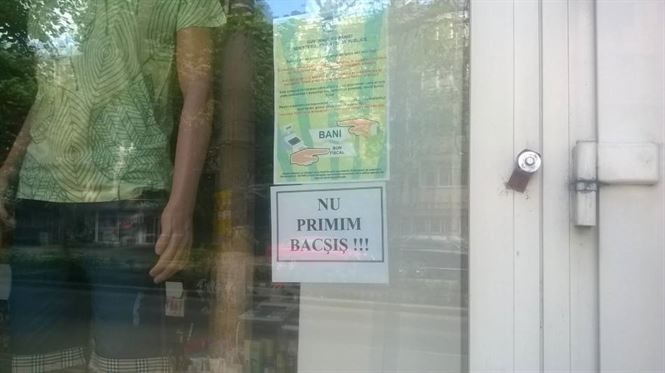 A spart geamul unui magazin si a furat mai multe articole de imbracaminte