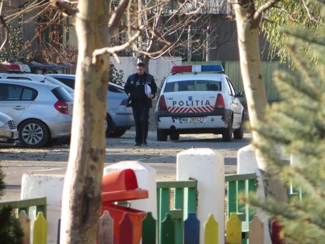 Au furat lemnele de la scoala si le-au dus acasa