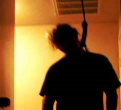 Barbat de 47 de ani gasit spanzurat in baie