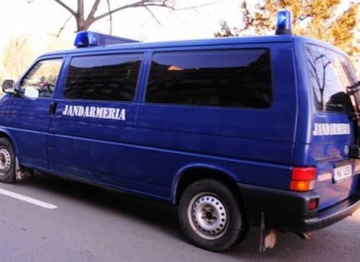 Barbat turbulent intr-o statie PECO, calmat de jandarmi