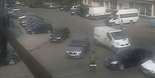 Biciclist inconstient lovit de un Logan in mijlocul strazii
