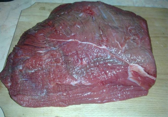 Carne cu termenul de valabilitate expirat intr-o piata din Braila