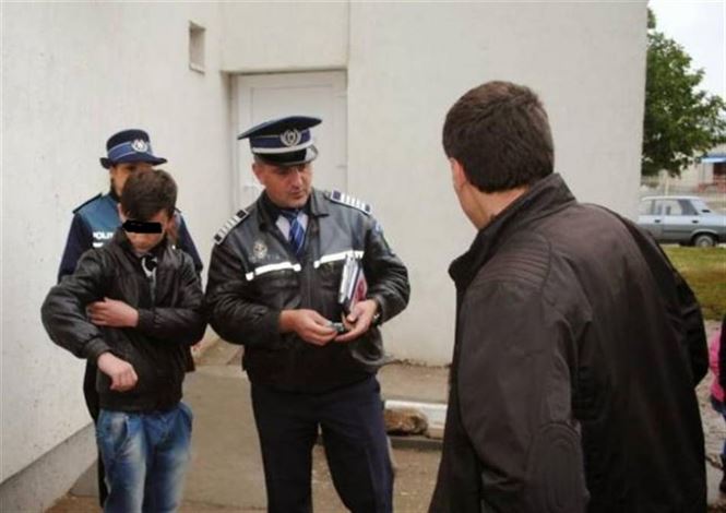Cinci elevi care chiuleau de la cursuri, depistati vineri de politistii de proximitate