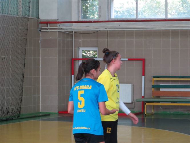 Perianu si Contu convocate la nationala de junioare III