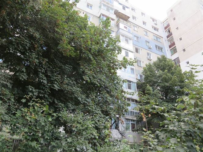 Copil de 11 luni scapat din brate de bunic de la etajul 2