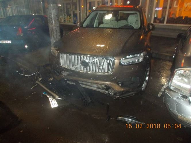 Galerie foto+video: A lovit doua autoturisme parcate pe Calea Calarasilor