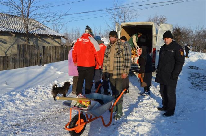 Galerie foto: 350 de familii din Movila Miresii au primit kituri pentru deszăpezirea gospodăriilor