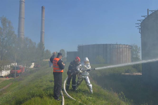 Galerie foto: Explozie la un rezervor în care a fost păcură, la Electrocentrala Chiscani