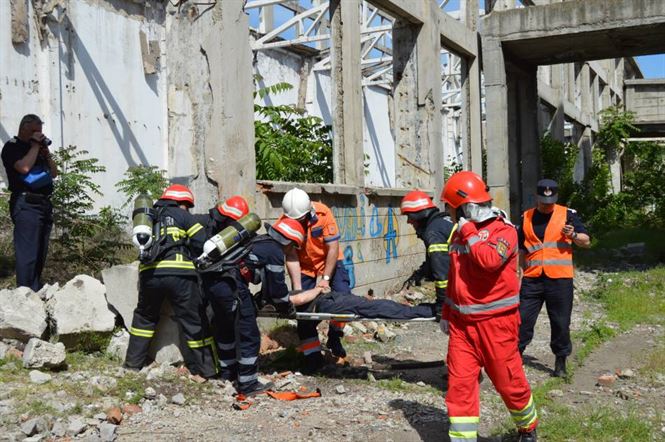 Prăbuşirea unui perete şi a planşeului peste lucrătorii care executau lucrări de demolare într-o clădire dezafectată