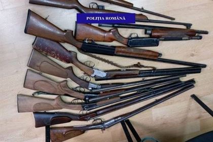 Dosar penal pentru operaţiuni cu arme şi muniţii letale şi contrabandă calificată
