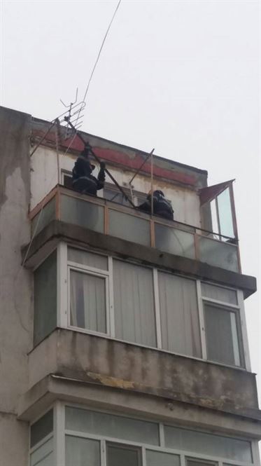 Galerie foto+video: Balcon rupt de vant. Trafic restrictionat spre Macin