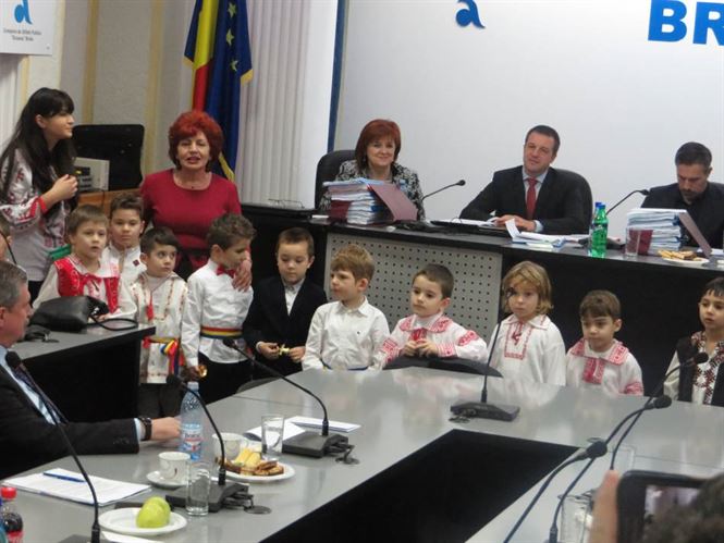 Consilierii municipali au fost colindati la sfarsit de an