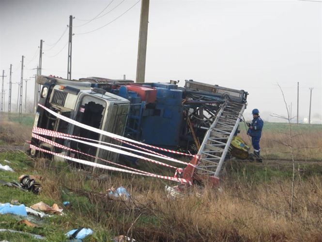 Automacara rasturnata dupa ce a agatat cu bratul un TIR pe DN 2 B