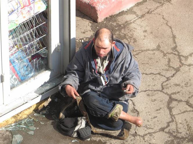 Un barbat cu probleme psihice a spart un geam si s-a mutilat cu cioburile