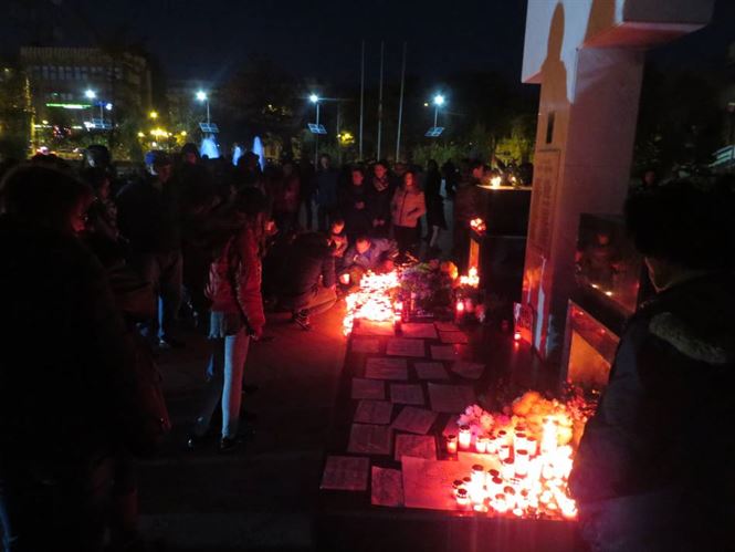Sute de braileni au aprins lumanari in memoria victimelor de la ”Colectiv”