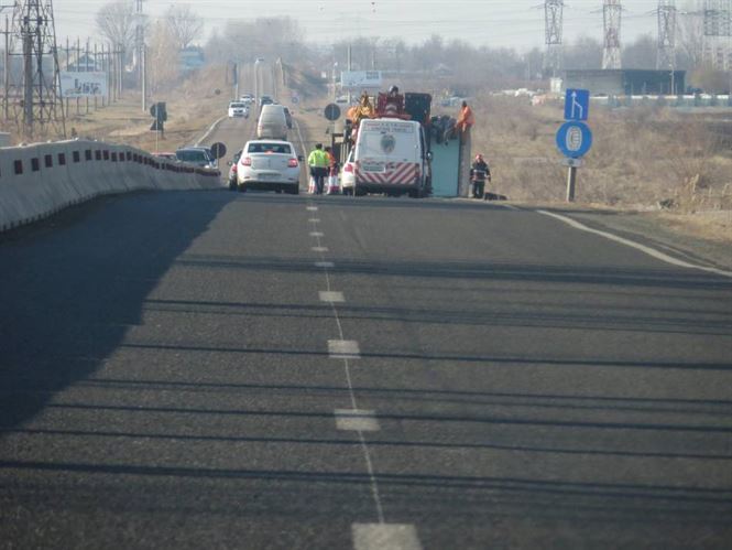 TIR rasturnat pe DE 584