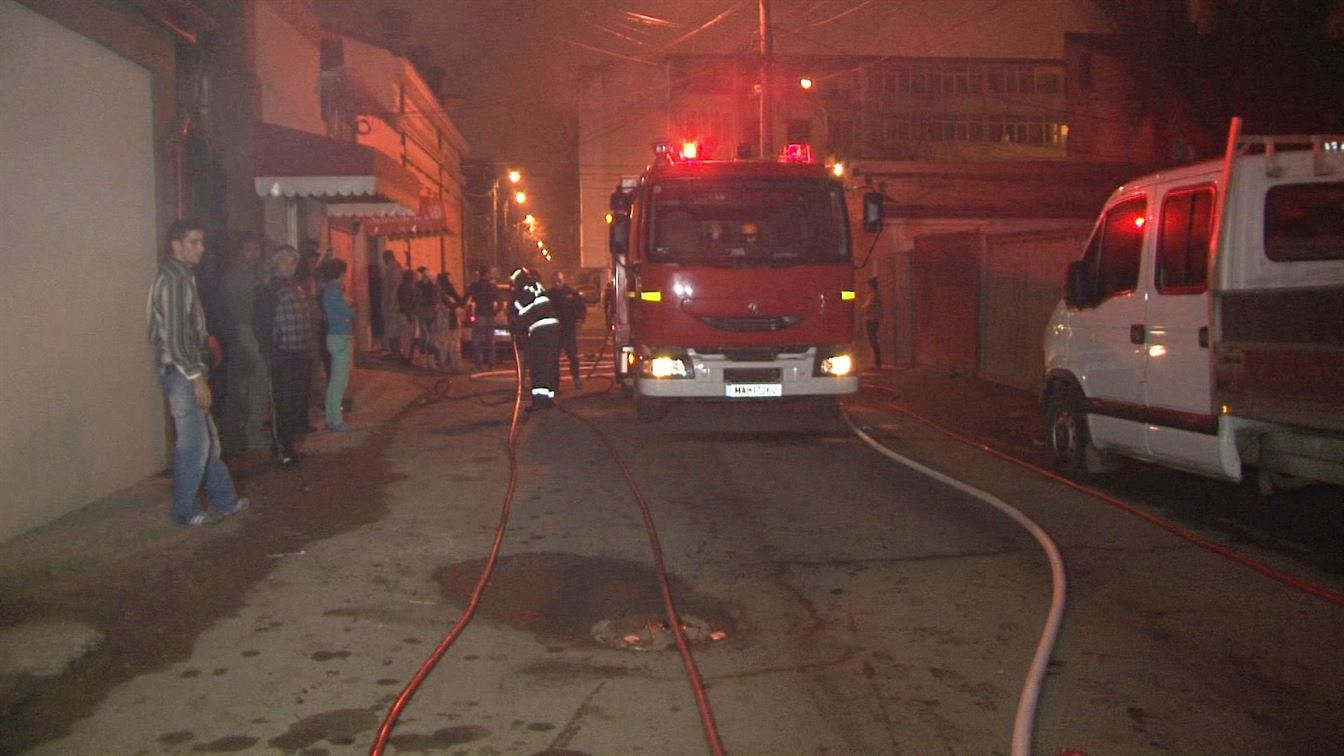 Un angajat al unei societati de pompe funebre din Braila a furat dricul si a intrat cu el in pom