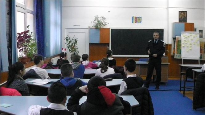 Jandarmii i-au invatat pe elevi sa se fereasca de infractori