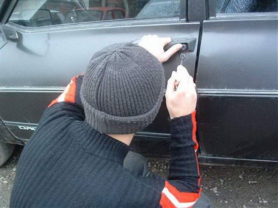 Minor de 15 ani banuit de mai multe furturi