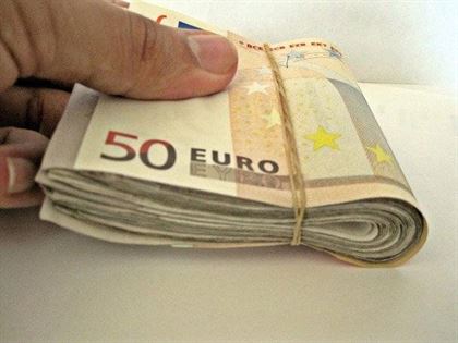 Minora cercetata pentru ca i-a furat unchiului 9000 de euro