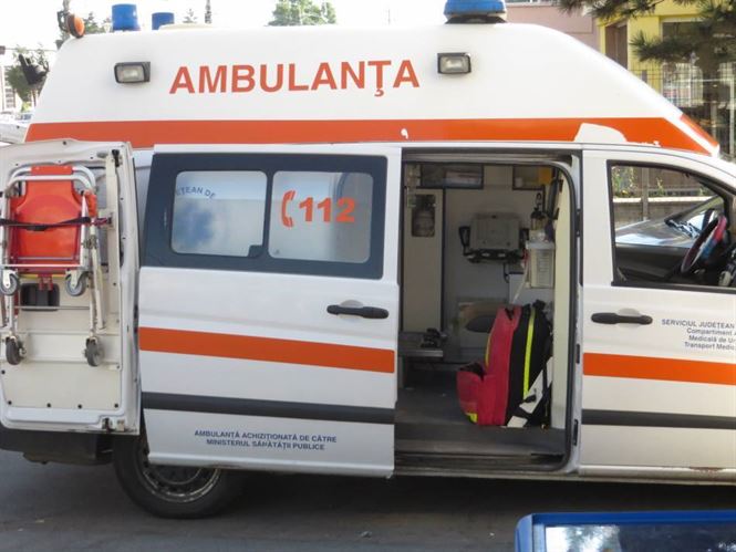 Minora traversand in fuga, accidentata de un autoturism