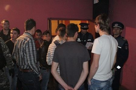 Politistii au luat cu asalt cafe-barurile si discotecile