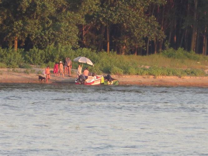 Pompierii cauta un barbat inecat in Dunare
