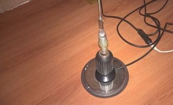 Prinsi in flagrant in timp ce furau antenele de la statiile de emisie-receptie la doua autoturisme