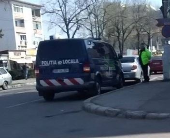 Prostituate si betivi la coltul blocului, amendati de Politia Locala
