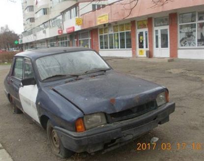 Posesorii masinilor abandonate pe domeniul public somati de Politia Locala sa le ridice