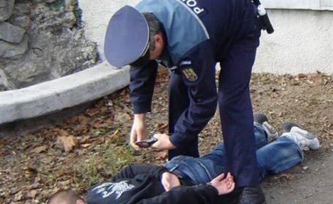 Incatusat de politisti pentru lovire si amenintare cu cutitul a altei persoane
