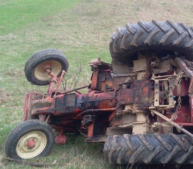 S-a rasturnat cu tractorul si a fost strivit sub acesta