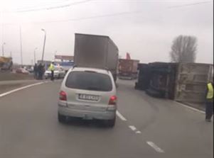 TIR plin cu floarea soarelui rasturnat pe soseaua de Centura