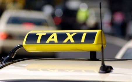 Taximetrist cercetat pentru lovire si distrugere