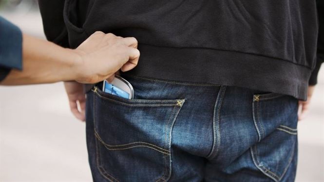 Telefon sustras din buzunar pe 3 ianuarie, recuperat de politisti dupa 11 luni