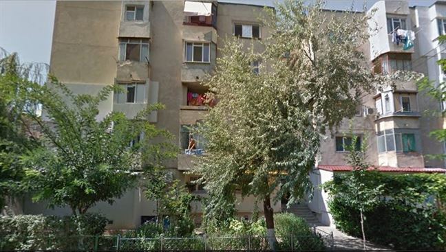 Un barbat de 57 de ani s-a aruncat de la etajul 4 in miez de noapte
