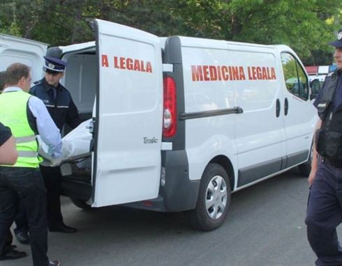 Un barbat de 61 de ani a fost gasit spanzurat in bucataria apartamentului in care locuia