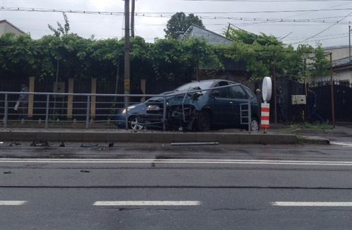 Un galatean a intrat cu autoturismul in refugiul de tramvai de la Apollo