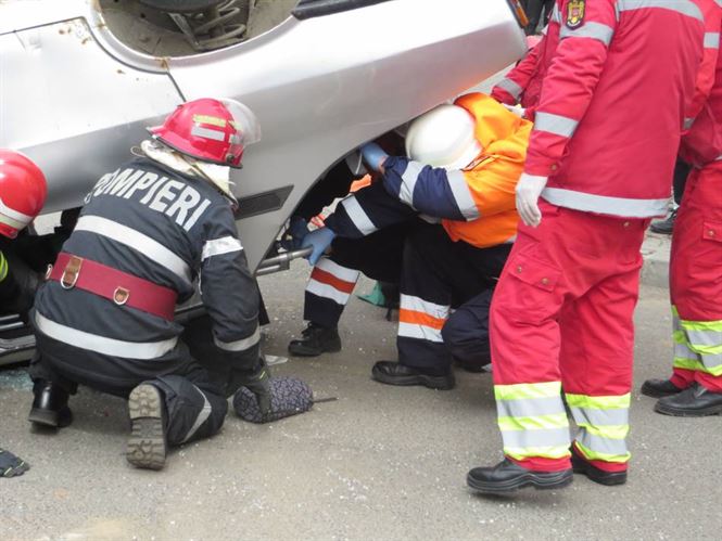 Un sofer a intrat cu masina intr-un copac pe DN 2 B