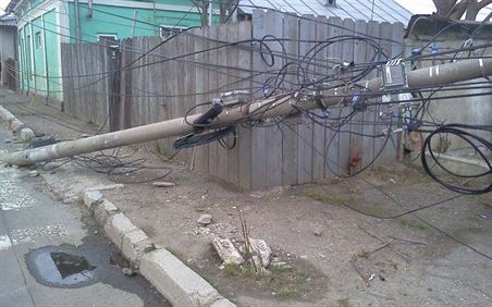 Vantul a doborat un stalp in zona Urleasca