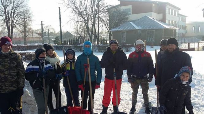 Voluntariat la deszapezire al unui grup de elevi din Ianca