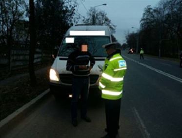 Microbuz de transport persoane depistat cu 85km/h in localitate