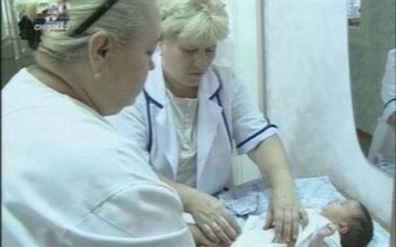 Fetita abandonata in scara unui bloc este sanatoasa