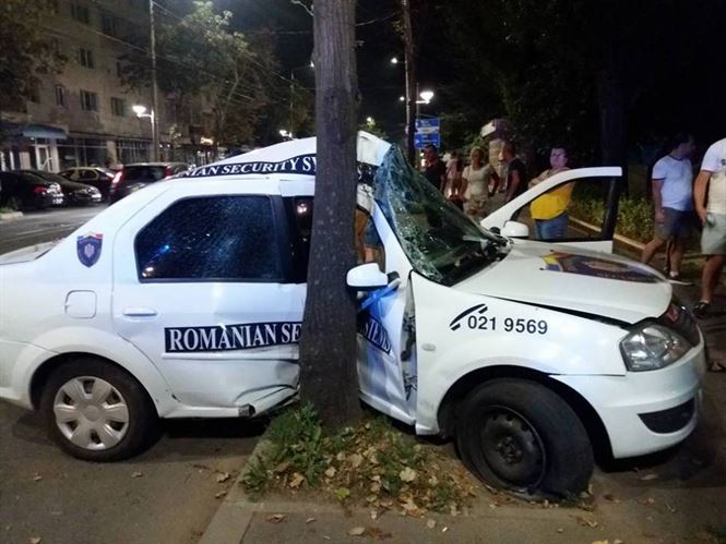 A intrat cu masina intr-un copac de pe Calea Galati