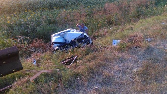 Masina rasturnata de pe soseaua Dig Braila - Galati