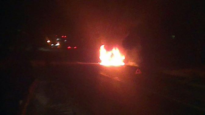 O masina a luat foc in mers