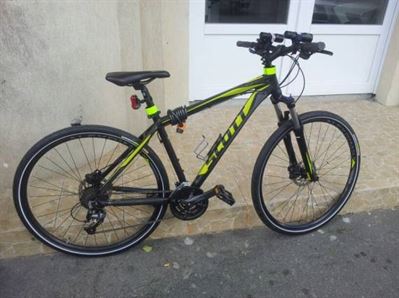 A furat o bicicleta din curtea unui magazin