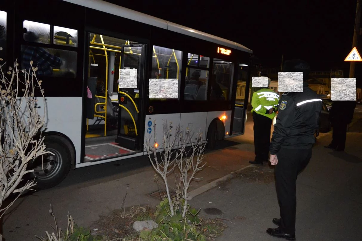 Un tânăr de 19 ani a agresat un polițist local