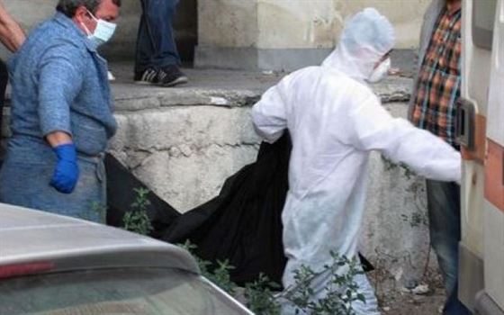 Un batran de 80 de ani a fost gasit spintecat in curte