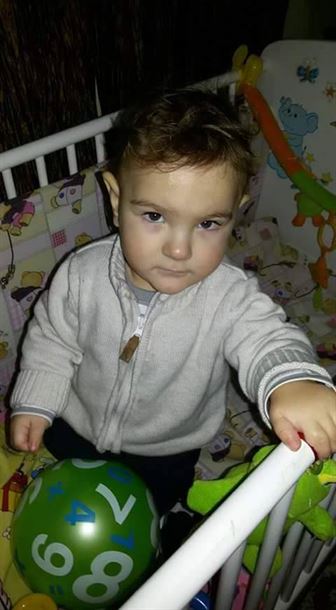 Un copil de un an si 5 luni are nevoie de ajutor pentru un implant cohlear